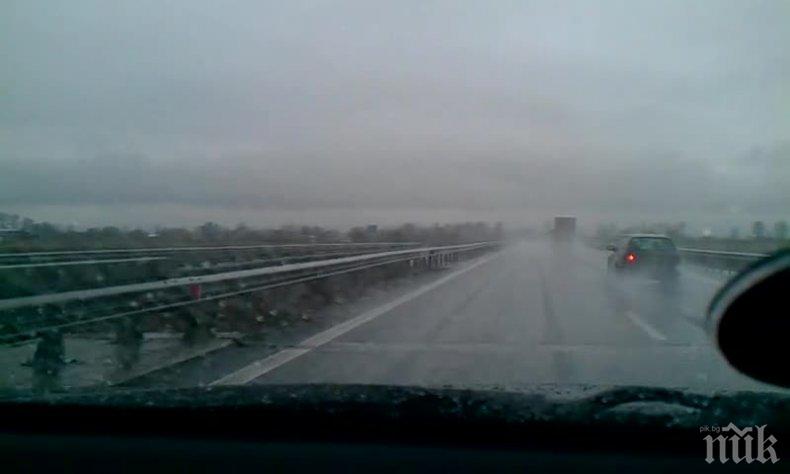 ОТ ПОСЛЕДНИТЕ МИНУТИ: Дъждът удави магистралата до Пловдив