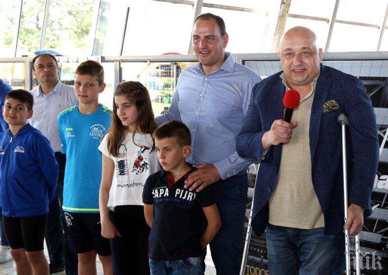 Министър Кралев откри детския турнир по плуване „Златоперки“ (СНИМКИ)