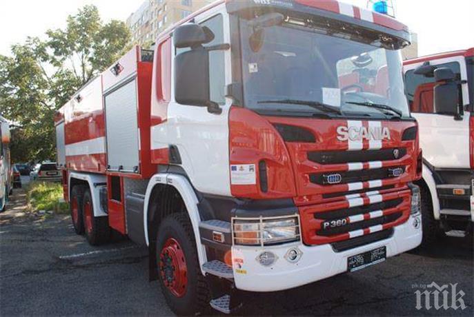 Пожар избухна в бистро в Бургас, огнеборец е пострадал