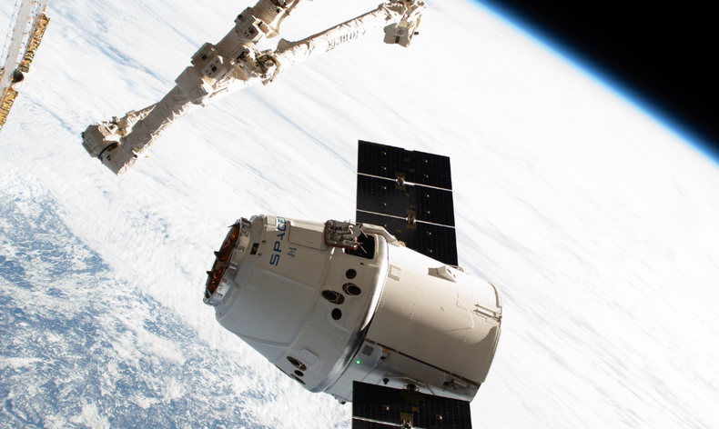 Товарният космически кораб Dragon се приземи успешно в Тихия океан