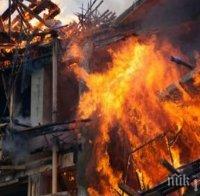 Лумна пожар в къща в Пловдив, изкараха от пламъците клошари (СНИМКИ)