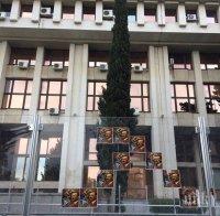 ПРОВОКАЦИЯ: Залепиха портрет на Хитлер пред Апелативния съд в Бургас