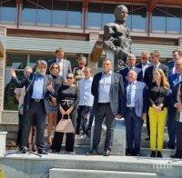 Вежди Рашидов извая паметник на виден панагюрец