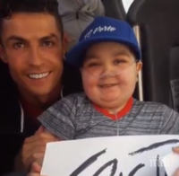 ТРОГАТЕЛНО: Роналдо спря автобус, за да прегърне момченце, болно от рак (ВИДЕО)