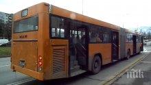 ИЗВЪНРЕДНО В ПИК: Автобус спря рязко в София, няколко пътници са откарани в болница