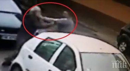 първо пик брутална агресия циганин налага шамари дядо заради спор пътя шокиращо видео