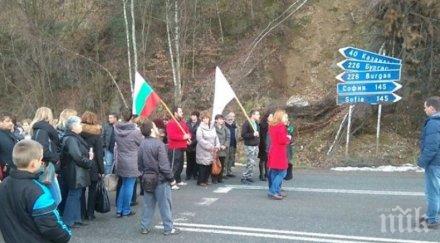 жители калофер блокираха подбалканския път