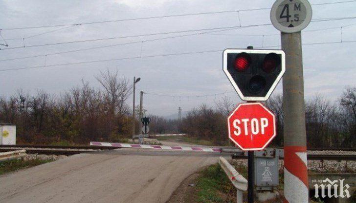 ЕПИЗОД ПОРЕДЕН: Дивак мина прелез на спуснати бариери, помете го влак