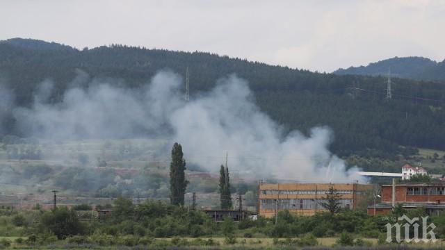СЛЕД ОГНЕНИЯ АД: Дежурни патрули пазиха цяла нощ опожарения склад в Кремиковци