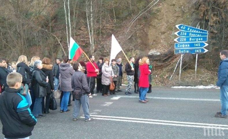 Жители на Калофер блокираха Подбалканския път