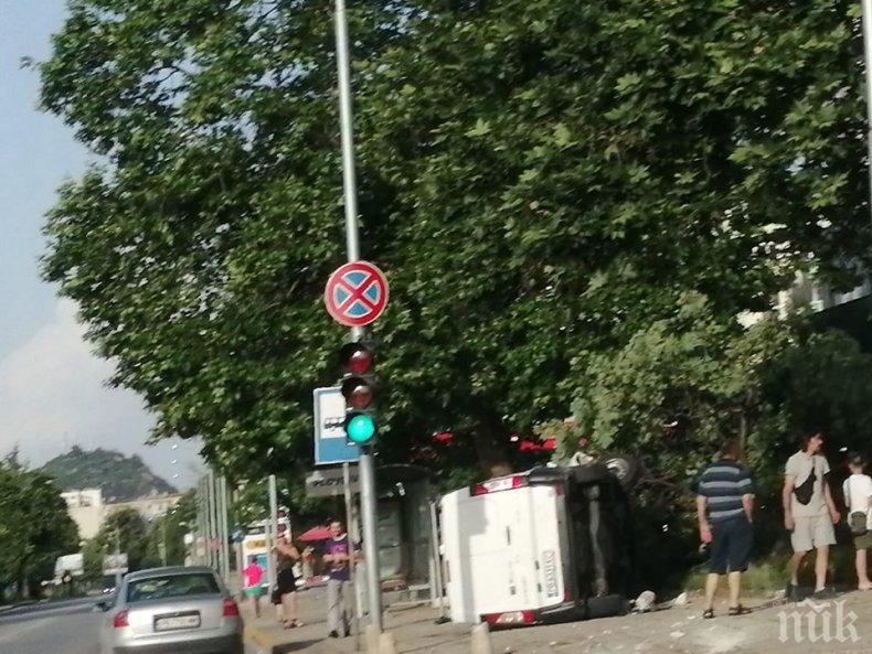 НА КОСЪМ! Кола се заби като торпедо в бус до автобусна спирка с хора в Пловдив (СНИМКА)