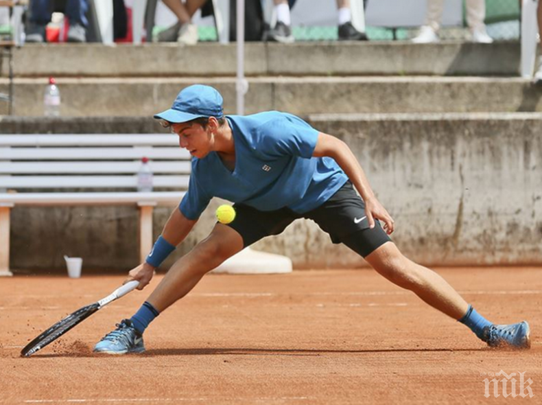 Андреев отпадна на Ролан Гарос
