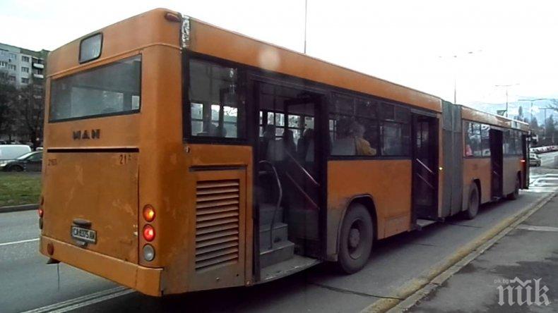 ИЗВЪНРЕДНО В ПИК: Автобус спря рязко в София, няколко пътници са откарани в болница