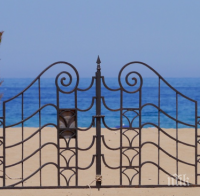 БЕЗЦЕННА СЯНКА: 100 евро за чадър на плажа в Италия