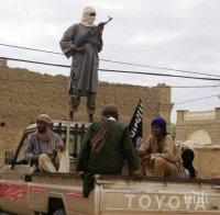 Брутално: Въоръжени нападнаха село в Мали и избиха около 100 души