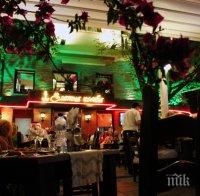 Екшън посред нощ в Бургас! Пиян опита да нахлуе в известно заведение и нападна с нож охранителя