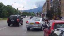 Ужас в Студентски град: Мъж влачи жена с колата си