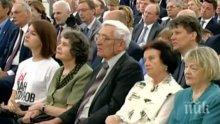 На първа линия: Жена протестира в Кремъл в защита на журналиста Иван Голунов