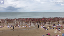 КАУЗА: 1800 жени влязоха голи в морето (ВИДЕО 18+)