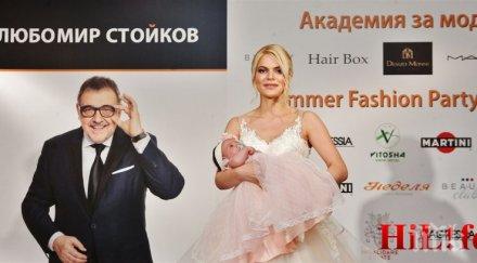 Миска дефилира на ревю с 2-месечното си бебе