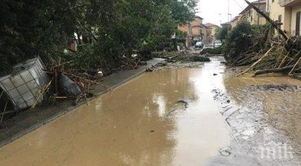 стотици евакуирани заради потопа северна италия видео