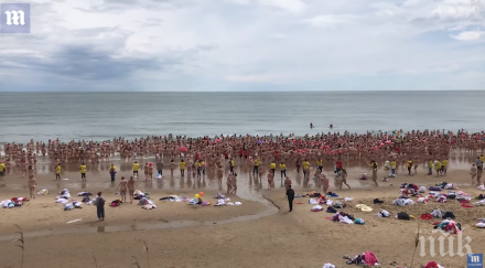 кауза 1800 жени влязоха голи морето видео