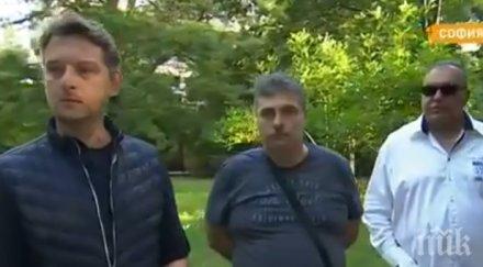 родители оплакват децата жертви полицейско насилие размахвали спирка пластмасова реплика глог електрошок