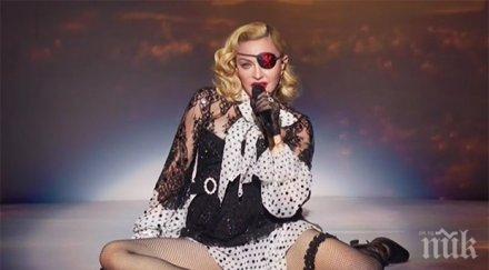 мадона рекламира новия албум голи гърди снимка