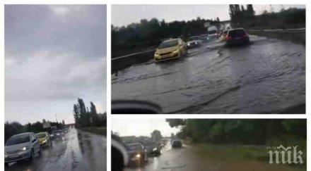 сигнал пик черни облаци надвиснаха околовръстното шосе софия изсипа порой колите плуват вода видео