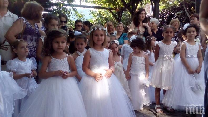 Момиченца между 3 и 6 годишна възраст се подготвят за 100-годишен празник в Асеновград

