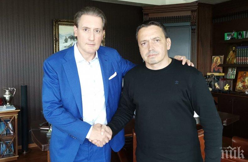 МЕДИЙНИ ЦИРКОВЕ: Домусчиев прие в обятията си Васко Иванов. Преди две години репортерът плака, че го гонят от Нова заради разследване срещу бизнесмена