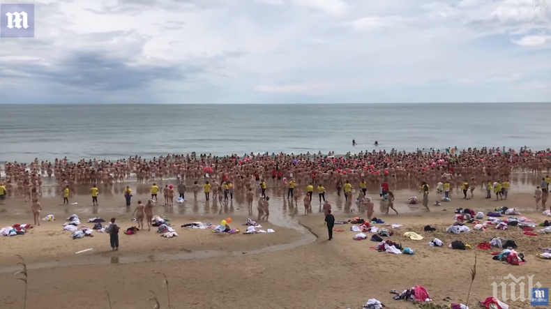 КАУЗА: 1800 жени влязоха голи в морето (ВИДЕО 18+)