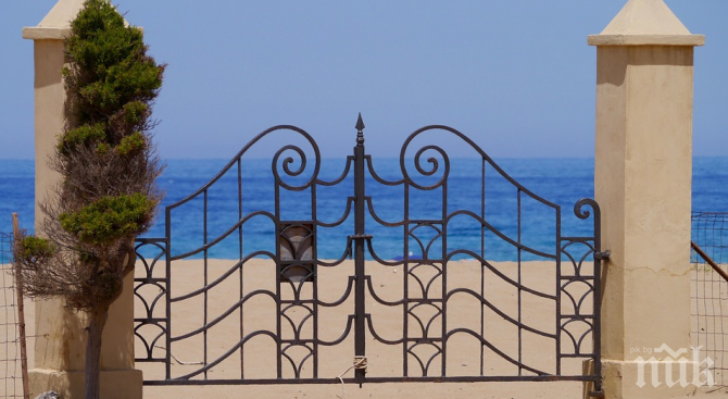 БЕЗЦЕННА СЯНКА: 100 евро за чадър на плажа в Италия