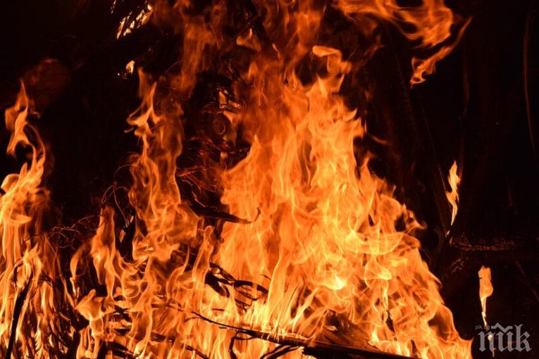 Огромен пожар в Сандански! Изгоря сервиз за гуми, евакуират хора посред нощ