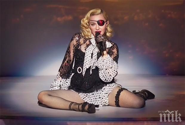 Мадона рекламира новия си албум с голи гърди (СНИМКА)