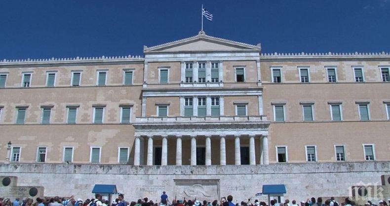 Задържаха мъж, хвърлил газова граната по сградата на гръцкия парламент