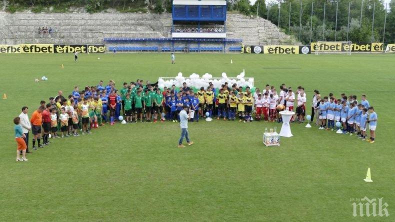 Музикални звезди и футболисти с благотворителен мач в Балчик