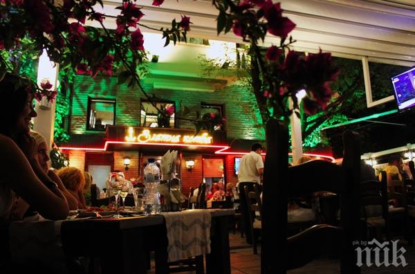 Екшън посред нощ в Бургас! Пиян опита да нахлуе в известно заведение и нападна с нож охранителя