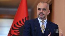 ОТ ПОСЛЕДНИТЕ МИНУТИ: Нападнаха с камъни кортежа на албанския премиер (ВИДЕО)