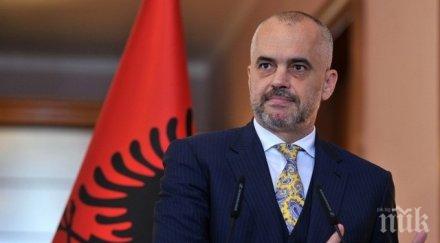 последните минути нападнаха камъни кортежа албанския премиер видео