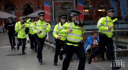 масови арести лондон убийството трима души