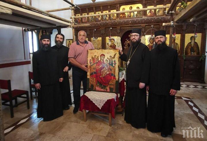 ИЗВЪНРЕДНО В ПИК: Премиерът Борисов дари икона от Атон на манастир в Банкя (СНИМКИ)