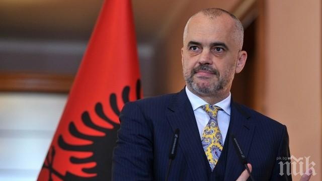 ОТ ПОСЛЕДНИТЕ МИНУТИ: Нападнаха с камъни кортежа на албанския премиер (ВИДЕО)