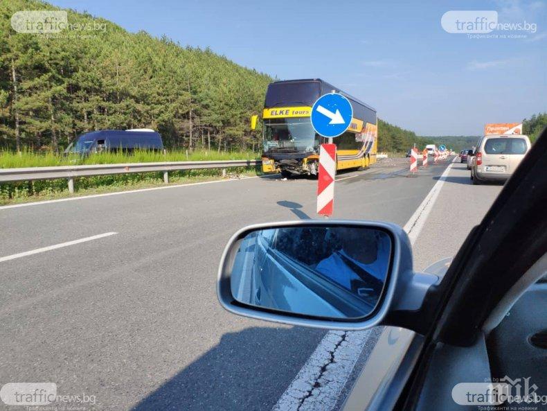 ИЗВЪНРЕДНО: Автобус затапи магистрала Тракия (СНИМКИ)
