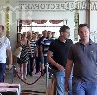 Бабаитите на Волен вдигат щур пиянски скандал в хотел, гонят ги с полиция