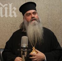 Митрополит Кирил дошъл с плавници, гмуркал се смело във вълните