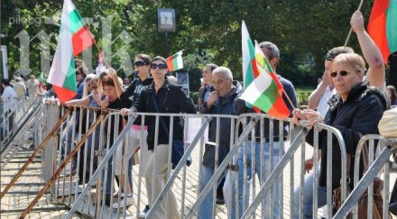 протестиращи пият кафе парламента