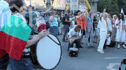 протестът приключва орлов мост барабанено шоу