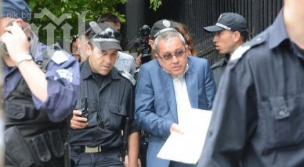 торби домати летят парламента цонев праща въздушни целувки