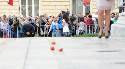 домати яйца хвърчат парламента депутатите